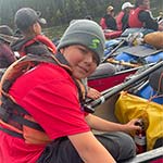 Gros plan de jeunes en excursion de canot et de leur équipement de sécurité alors qu'ils sont sur le fleuve