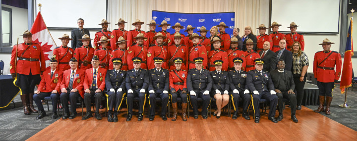 Photo de groupe des récipiendaires des médailles d'ancienneté de la GRC et des mentions élogieuses, qui ont été remises à Milton (Ontario) le 31 janvier 2023