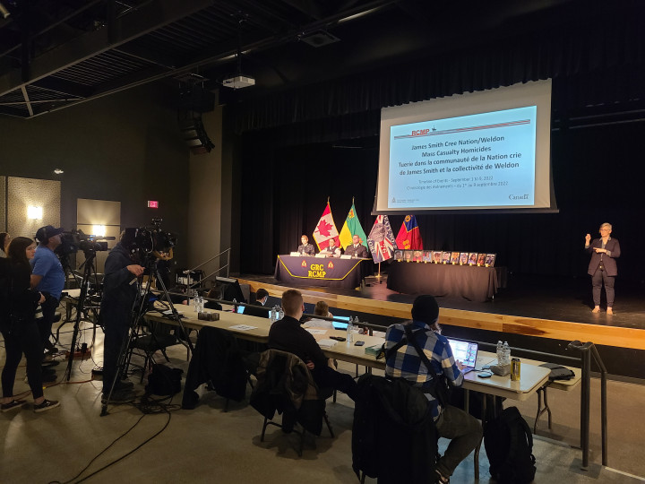 Des officiers supérieurs de la GRC de la Saskatchewan sont assis sur la scène d'un auditorium lors d'une présentation aux agences de presse.