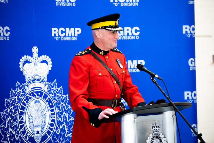 Le nouveau commandant de la Division O de la Gendarmerie royale du Canada, le commissaire adjoint Matt Pegg, s'adresse aux invités, partenaires policiers et employés lors de la cérémonie officielle de passation de commandement.