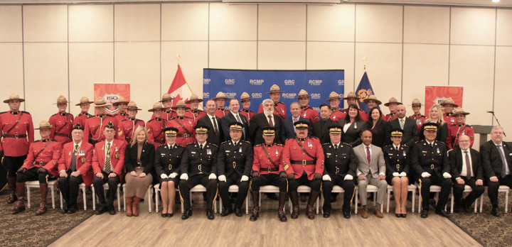 Photo de groupe des récipiendaires des médailles d'ancienneté et des distinctions honorifiques de la GRC qui ont été remises à Etobicoke, Ontario, le 8 février 2024