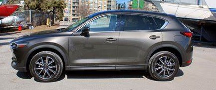 Un VUS de marque Mazda CX5 brun de l'année 2018.