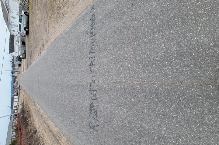 Graffiti sur la route.